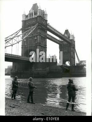 Sett. 09, 1974 - Thames esperimento di pesca in scena al Tower Bridge sei squadre di pescatori erano fuori sul Fiume Tamigi per vedere come molti tipi di pesci possono essere catturati nel cuore di Londra. L'esperimento sponsorizzato dalla Thames Water Authority, è mirata a trovare come molte delle 70 specie tra Teddington e il mare hanno trovato una " home " a Londra ora che le condizioni del fiume Tamigi è migliorata. Le sei squadre sono state la pesca tra Putney e il Tower Bridge. Mostra fotografica di:- Tre dei pescatori pesca durante l'esperimento presso il Tower Bridge. Foto Stock