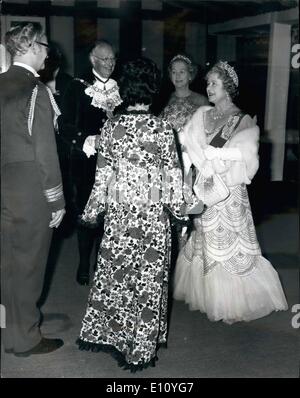 Ottobre 10, 1974 - La Regina e la Regina madre frequentare la ricezione presso la Guildhall; la regina e la Regina Elisabetta Regina madre ha partecipato ad un ricevimento al Guildhall ultima notte dà la Corporation of London per contrassegnare l'ottantesimo anniversario della fondazione dell'Ausiliare Royal Air Force. La foto mostra la regina Elisabetta Regina madre visto parlando con alcuni ospiti sul suo arrivo alla Guildhall la notte scorsa, accanto a lei è il Sindaco di Sir Hugh Wonstner e sua moglie. Foto Stock