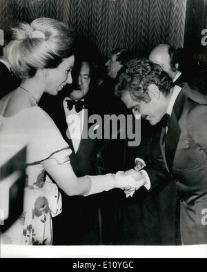 Ottobre 10, 1974 - Princess Anne a Premiere del film: la scorsa notte Princess Anne e suo marito Mark Phillips ha partecipato ad una carità premiere di Juggernaut a Leicester Square Theatre. La foto mostra il Princess Anne visto agitando la mano con la stella di Juggernaut Omar Sharif quando ella assistere al premier la scorsa notte. Foto Stock