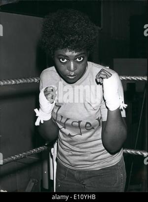 Ottobre 10, 1974 - Jackie Tonawanda e Tyger Trimiar, il primo al mondo nero donne pugili, abilità di prova in anello e al sacco da boxe durante un recente allenamento in una palestra di Manhattan.: i due si incontrano più tardi a Madison Square Garden quando sia stata concessa una licenza foto mostra Tyger Trimiar Foto Stock