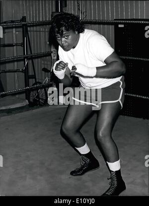 Ottobre 10, 1974 - il primo al mondo nero donne pugili - Jackie Tonawanda e Tyger Trimiar competenze di prova in anello e al sacco da boxe durante un recente allenamento in una palestra di Manhattan. La coppia si incontreranno a Madison Square Garden più tardi - quando sia stata concessa una licenza. Mostra fotografica di Jackie Tonawanda. Foto Stock