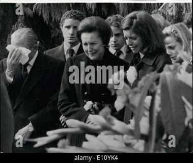 Ottobre 10, 1974 - i funerali di Tina Niarchos: il funerale ha avuto luogo di recente a Losanna di tina Niarchos. Mostra fotografica. Nella foto al funerale di Tina niarchos in laussane sono da sinistra, M. niaarchos; il suo figlio Philippe; mur. livanos Tina madre; e Christina Onassis. Foto Stock