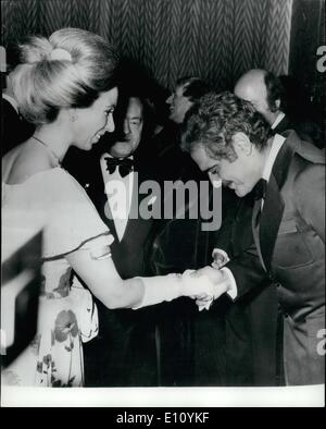 Ottobre 10, 1974 - Princess Anne a Premiere del film; la notte scorsa Princess Anne e suo marito Mark Phillips ha partecipato ad una carità premiere di ''Juggernaut'' al Leicester Square Theatre. La foto mostra il Princess Anne visto scuotendo il disco con la stella di ''Juggernaut'' Omar Sharif quando ella assistere alla prima notte scorsa. Foto Stock