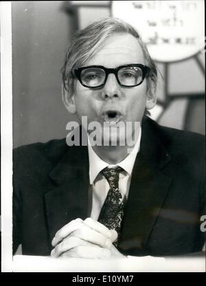 Sett. 09, 1974 - Partito Laburista campagna elettorale conferenza stampa; La foto mostra il sig. Peter Shore, Setary di Stato per il commercio, spea Foto Stock