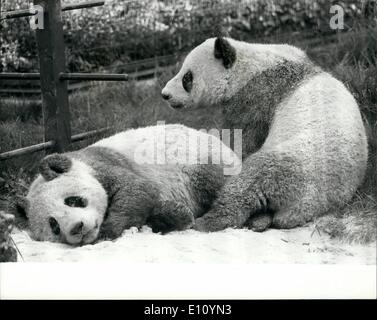 Sett. 09, 1974 - Panda Gigante Ching-Ching e Chia-Chia presso lo Zoo di Londra: il panda gigante, Ching-Ching Chia-Chia femmina maschio Foto Stock