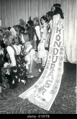 Ottobre 10, 1974 - lei deve essere Miss Honduras.: Non vi è stato un colpo di fulmine Miss Honduras, Rosario Elena Carvajal (19) a perdere bellezza internazionale Pageant '74 svoltasi a Tokyo, che indossava un treno senza lasciare alcun dubbio dove ha salutato da. Foto Stock