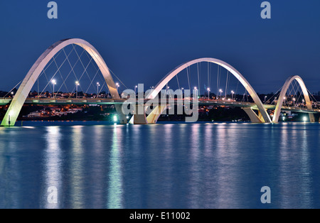 Il Brasile, Brasilia: vista notturna del Ponte JK Foto Stock