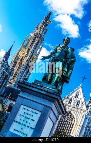 Statua del pittore Peter Paul Rubens e la Cattedrale Gotica di Nostra Signora in Groenplaats di Anversa Foto Stock