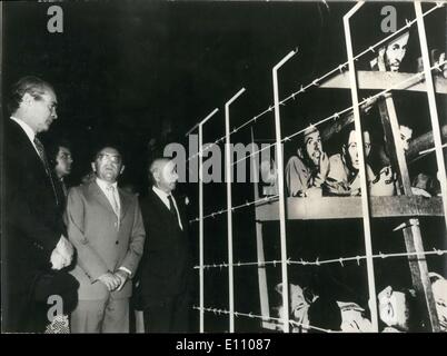 Nov. 03, 1974 - Ministro degli Affari esteri della Francia Jean Sauvagnargues è raffigurato in un memoriale di Gerusalemme per le vittime del nazismo, che egli ha visitato durante i 3 giorni di visita ufficiale in Israele. Foto Stock