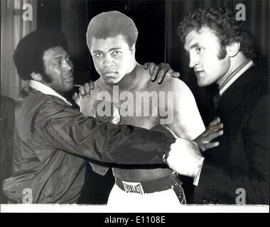 Nov. 05, 1974 - Reception per Jimmy Ellis e Joe Bugner - Jimmy Ellis, d'America, ex detentore della World Heavyweight Boxing titolo e Joe Bugner, titolo europeo detentore, che lotta a Wembley martedì prossimo, oggi ha partecipato ad un ricevimento a Sportsman Club, Tettenham Court Road, Londra, Mostra fotografica di:- Jimmy Ellis tiene fuori un laccio di mano a Joe Bugner, come stanno accanto ad una dimensione di vita ritratto del campione del mondo, Muhammed Ali, oggi. Foto Stock