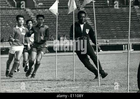 11 novembre 1974 - ''King'' pele mostra agli studenti giapponesi come segnare : Braian in pensione, stella Pele, allenato giapponese Foto Stock