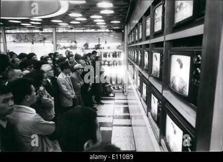 Nov. 11, 1974 - Tokyoite s vedere il Presidente Ford sulla televisione: polizia giapponese paurosi nemici della vita di visita al Presidente Gerald Ford a Tokyo, tenuto lui un prigioniero virtuale di sicurezza. Tuttavia essi erano in grado di vedere lui in televisione in Ginza dove un produttore TV impostato una banca di televisori con 'spermanente solo camera''. La foto mostra la folla si radunano davanti alla TV per guardare le cerimonie accogliente il Presidente Ford in Giappone da Imperatore Hirohito presso il Guest House e il piazzale antistante a Tokyo dove Ford è stare. Foto Stock