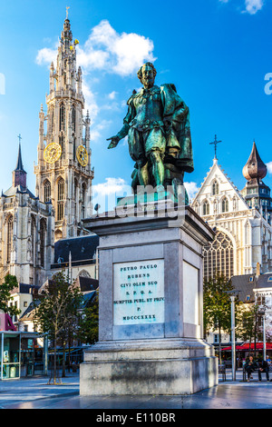 Statua del pittore Peter Paul Rubens e la Cattedrale Gotica di Nostra Signora in Groenplaats di Anversa Foto Stock