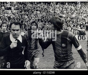 Febbraio 13, 1975 - Cruyff inviato off : Johan Cruyff, la stella olandese del calcio, che attualmente gioca per il Barcellona, è stato inviato per la prima volta nella sua carriera di recente, per contestare un obiettivo - quando di Barcellona è stato battuto da Malaga, il fondo club nel campionato spagnolo. Ed egli è visto qui protesta all'arbitro. Foto Stock