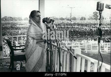Mar 03, 1975 - Primo ministro sig.ra Indira Gandhi affrontando una massiccia manifestazione svoltasi a Brigata parata a terra sulla sua visita a Calcutta il Tuesday-March 2, 1975 Foto Stock