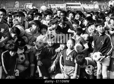 Il calciatore Pele treni con i ragazzi giapponesi Foto Stock