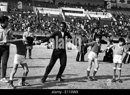 Il calciatore Pele treni con i ragazzi giapponesi Foto Stock