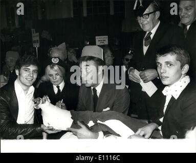 Il 12 Dic. 1974 - ''Non dimentica " Festa di Natale dell'Associazione.: la duchessa di Kent, come Patrono della ''Non dimentica'' Association, questo pomeriggio hanno partecipato all'associazione annuale festa di Natale in cui alcune 450 ex disabili Servizio di uomini e donne sono stati intrattenuti nel Regio Maneggio, Buckingham Palace. Mostra fotografica di intrattenitore Frankie Howerd, raffigurato alla festa di Natale con due delle vittime del recente public house esplosione di Woolwich - Chi sono LT. Col Spellman (posizionato a sinistra), e Gunner Smith, la cui gamba intonacata è firmato da Frankie Howerd. Cerca su è St Foto Stock