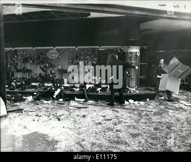 Il 12 Dic. 1974 - Postumi di Oxford street blast.: Molti negozi hanno subito danni sever in ultima notte di auto-bomba esplosione in Oxford Street. Londra. Mostra fotografica di visualizzare questa mattina che mostra i gravi danni causati alla Barratts negozio di calzature in ultima notte di esplosione. Foto Stock