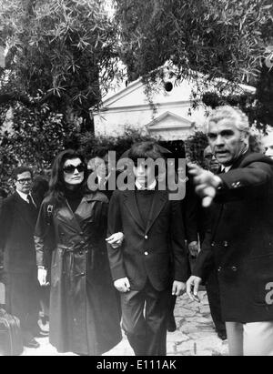 Jackie Kennedy a Aristotele Onassis funerale Foto Stock