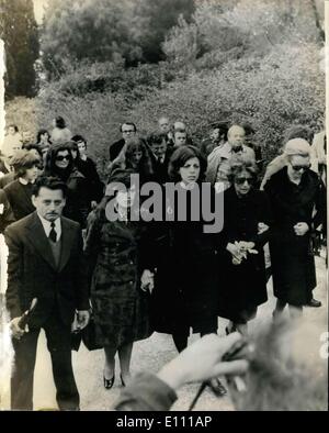 Mar 21, 1975 - i funerali di Aristotele Onassis. Il funerale ha avuto luogo il martedì di Aristotele Onassis, l'armatore greco che morì a Parigi lo scorso sabato. Egli è stato sepolto sul Mar Ionio isola di Scorpios. Mostra fotografica di Aristotele Onassis's sopravvivono solo bambino, Christina, visto con le sue sorelle, seguendo la bara durante il funerale sull isola di Skorpios. Foto Stock