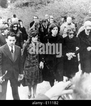 CHRISTINA (medio), Jacqueline ONASSIS con i suoi bambini Caroline Kennedy e John F. Kennedy JUNIOR, Robert Kennedy. Foto Stock