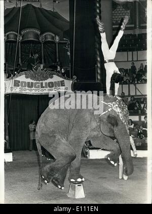 Gen 01, 1975 - Modelli ragazza Molinario New Years Eve acconciatura Foto Stock