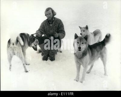 Gen 01, 1975 - un biologo svizzero salva eskimo dogs: il biologo svizzero Al Bongard vuole salvare eschimese cani rischiano di scomparire. Immagine mostra Al Bongard con tre dei suoi protetti i cani. Foto Stock