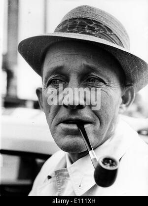 Gen 01, 1975 - Londra, Inghilterra, Regno Unito - File foto: circa 1975. HARRY LILLIS 'Bing Crosby" (2 maggio 1903 - 14 ottobre 1977) era un cantante americano e attore la cui carriera durò dal 1926 fino alla sua morte nel 1977. Uno dei primo multi-media stelle, dal 1934 al 1954 Bing Crosby ha tenuto un quasi rivali il comando di vendite record, radio valutazioni e motion picture grosses. Egli è di solito considerato tra i più popolari spettacoli musicali nella storia ed è attualmente il più registrati elettronicamente voce umana nella storia Foto Stock