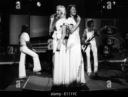 Gruppo Pop ABBA esegue su show televisivo Foto Stock