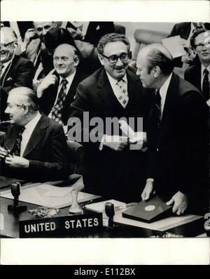 05 maggio 1975 - Vertice NATO conferenza a Bruxelles.: foto mostra il Presidente Ford degli Stati Uniti (diritto), raffigurato con gli Stati Uniti Il segretario di stato, il Dott. Henry Kissinger, mostrato durante il vertice della NATO conferenza a Bruxelles. Sulla sinistra è la Gran Bretagna è Segretario di Stato per gli affari esteri James Callaghan. Foto Stock