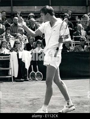 05 maggio 1975 - BUSTER MOTTRAM.S V-SIGN USSETS folla a Bournemouth i campionati di tennis 20 enne BUSTER MOTTRAM sport la folla durante todaya cemento nazionale Champi,shipa,quando alla fine di hie match contro COLIN DOWDESWELL della Rhodesia,che ha battuto 8-6 7-5 eb rivolto alla folla e ha dato il V-sign. Mostra fotografica di BUSTER MOTTRAM visto dare il c-segno come ha lasciato la corte a ffournemcuth oggi, Foto Stock