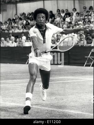 Giugno 06, 1975 - Robertson's Kent Lawn Tennis campionati a Beckenham: Mostra fotografica di Arthur Ashe (USA) in azione contro Roscoe Foto Stock