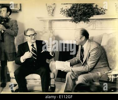 Giugno 06, 1975 - La Casa Bianca di Washington D.C. :Vice Presidente Nelson Rockefeller presentando la sua CIA relazione della Commissione al presidente nell'ufficio ovale. Il Presidente Ford è in possesso della relazione della commissione. Foto Stock