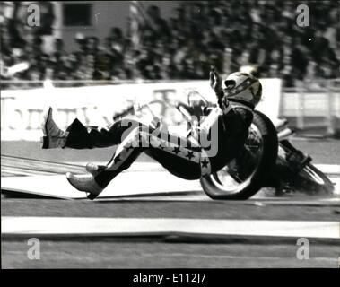 05 maggio 1975 - Stuntman Evel Knievel si blocca nel motore di ciclismo salto oltre 13 autobus.: American motor cycle stuntman Evel Knievel è stato Foto Stock