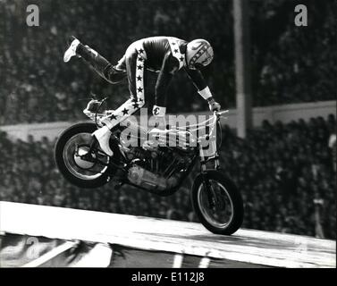 05 maggio 1975 - Stuntman Evel Knievel si blocca nel motore di ciclismo salto oltre 13 autobus.: American motor cycle stuntman Evel Knievel è stato Foto Stock