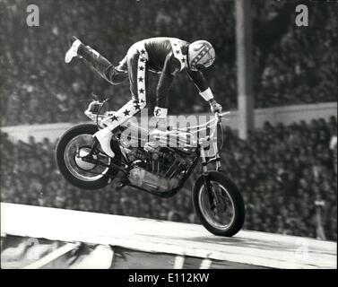 05 maggio 1975 - Stuntman Evel Knievel si blocca nel ciclo motore salto oltre 13 autobus.: American motor cycle stuntman Evel Knievel è stato Foto Stock