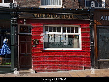 Il pub bar Blue Bell nel centro della città Fossgate York North Yorkshire Inghilterra Regno Unito GB Great La Gran Bretagna Foto Stock