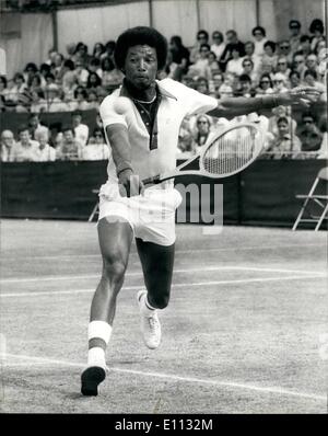 Giugno 06, 1975 - Robertson's Kent Lawn Tennis campionati a Beckenham. Mostra fotografica di Arthur Ashe USA in azione contro Roscoe Foto Stock