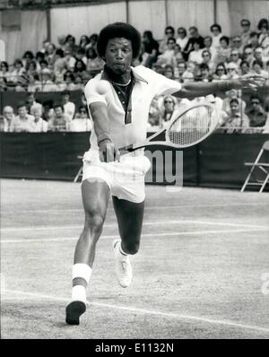 Giugno 06, 1975 - ROBERTSON'S KENT Lawn Tennis campionati a BECKENHAM foto mostra : Arthur Ashe (USA) in azione contro ROSCOE TANNER (USA) nel finale di uomini singoli a Beckenham oggi Foto Stock