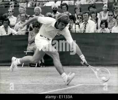 Giugno 06, 1975 - Robertson's Kent Lawn Tennis campionati a Beckenham. La foto mostra il Roscoe Tanner (USA) in azione contro Arthur Ashe (USA) nel finale di uomini singoli a Beckenham oggi. Foto Stock