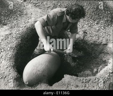 Lug. 07, 1975 - tempo di guerra bomba ritrovata in Bexleyheath - Kent: molte case sono state evacuate in Bexleyheath oggi come Army Bomb Disposal esperti ha lavorato per disinnescare una 1100-1b bomba di guerra ha scoperto in un cantiere del consiglio. La foto mostra un membro della eliminazione della bomba scavando lontano il suolo circa la bomba di oggi. Foto Stock