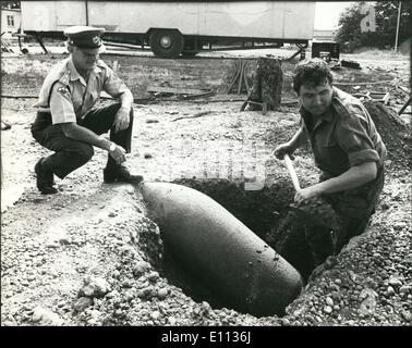 Lug. 07, 1975 - tempo di guerra bomba ritrovata in Bexleyheath oggi come Army Bomb Disposal esperti hanno lavorato a disinnescare un 1100-lb bomba di guerra ha scoperto in un cantiere del consiglio. La foto mostra il capitano John Dickson, il responsabile di turno dell'eliminazione degli ordigni esplosivi, orologi di un membro della sua squadra di scavare il terreno intorno la bomba di oggi. Foto Stock