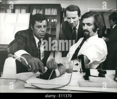 Lug. 07, 1975 - American film star Jerry Lewis apre la Gran Bretagna è più grande unità di distrofia Hammersmith: Jerry Lewis il film americano star chi è in cabaret a la Cunard Hotel Hammersmith, ha inaugurato oggi il Jerry Lewis muscolo Centro di ricerca. Egli è il presidente dell'associazione di distrofia muscolare di America, e lungo tempo di trovare raiser. Egli ha sollevato &pound;130.000 in una maratona di raccolta fondi programma televisivo americano. Si tratta di uno dei più grandi doni mai realizzata per un programma di ricerca medica in questo. Mostra fotografica di Jerry Lewis pojnts alla mano del dr. Foto Stock