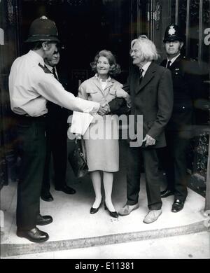 Lug. 07, 1975 - Il Duke of Leinster prende il suo posto nella casa dei signori all'età di 83 per la prima volta. All'età di 83, e dopo 53 anni come un duca, Irlanda premier peer, il Duke of Leinster, oggi ha preso il suo posto nella casa dei signori per la prima volta. Il Duca non è stato in grado di prendere il suo posto nella casa dei signori al momento della sua successione nel 1922 come egli è stato quindi un fallimento (Bankrupts e gli alieni sono impediti da seduto in House of Lords). La foto mostra: Il Duca e la Duchessa di Leinster che vengono accolti all'arrivo presso la casa dei signori di prendere il suo posto di oggi. Foto Stock