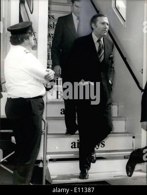 Lug. 07, 1975 - Runaway p.f. John Stonehouse ritorna alla Gran Bretagna da Australia accompagnato dal suo setary: Runaway MP John Sto Foto Stock
