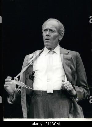 Lug. 07, 1975 - veterano attore di Hollywood Henry Fonda per rendere la sua West End debutto in fase one-man show: veterani di Hollywood attore Henry Fonda, chi è quasi 70, è a Londra per fare il suo West End debutto in fase il one-man show Clarence Darrow, che si apre per un dieci settimane di stagione al Piccadilly Theatre, apertura di domani. Darrow era l'avvocato americano la cui courtroom modo in tali casi famosi come l'omicidio Loeb-Leopold trial ha vinto lui un controverso seguenti. Mostra fotografica di Henry Fonda nella foto durante le prove al Piccadilly Theatre di oggi. Foto Stock