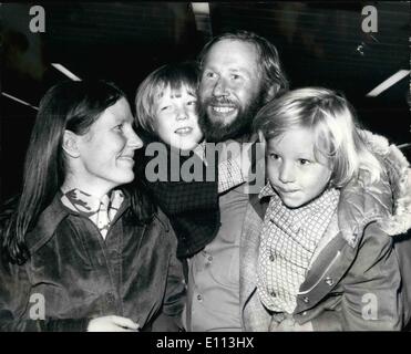 Ottobre 10, 1975 - alpinisti inglesi di ritorno a casa dopo il successo della loro Everest salita; membri di British team di alpinisti che hanno scalato il Sud Ovest di via di Monte Everest, il più grande del mondo di montagna, i primi alpinisti di farlo, e il primo di britannici di raggiungere il picco, tornò a casa a Londra oggi dall'aria. Mostra fotografica di Chris Bonnington, il leader del partito, raffigurato con sua moglie e i suoi due figli, Rupert e Daniel all'aeroporto di Heathrow. Foto Stock