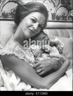 Ottobre 10, 1975 - Ballerina Antoinette Sibley con il suo neonato Figlia: Antoinette Sibley la famosa ballerina hanno mostrato fuori ther bambina, il suo primo nato dieci giorni fa nella sua casa di Chapel Street, Hydep Park questo pomeriggio. Il bambino è namedBallerina Antoinette Sibley . La foto mostra: Antoinet Sibley con i suoi 10 giorno vecchio bimba Foto Stock