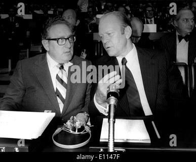 Presidente Gerald Ford parla con Henry Kissinger Foto Stock